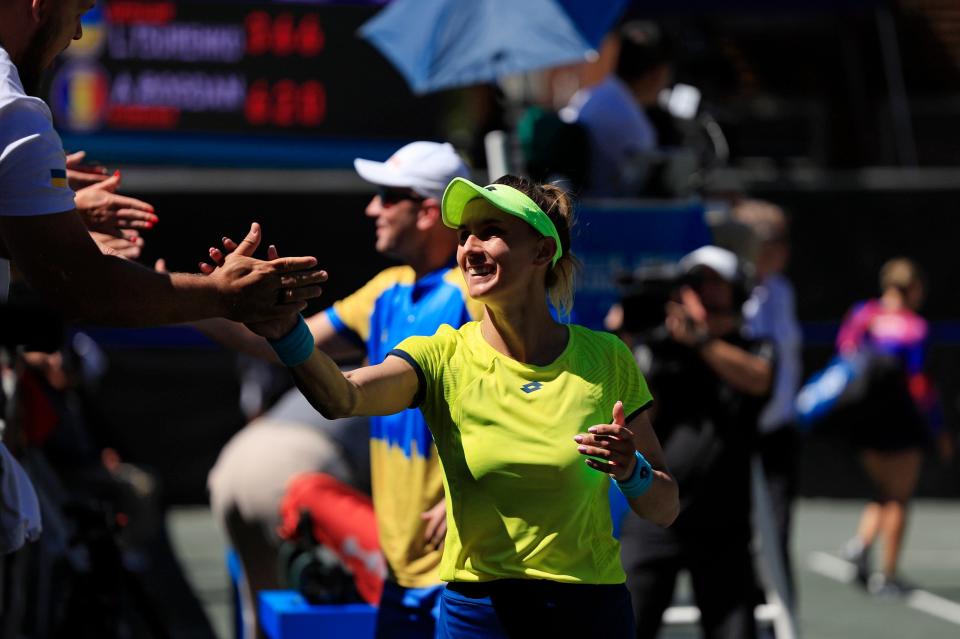 Lesia Tsurenko, de Ucrania, saluda a los aficionados después de ganar el partido contra Ana Bogdan, de Rumania, del torneo de tenis femenino Billie Jean King Cup.  Tsurenko ganó 3-6, 6-2, 6-0.