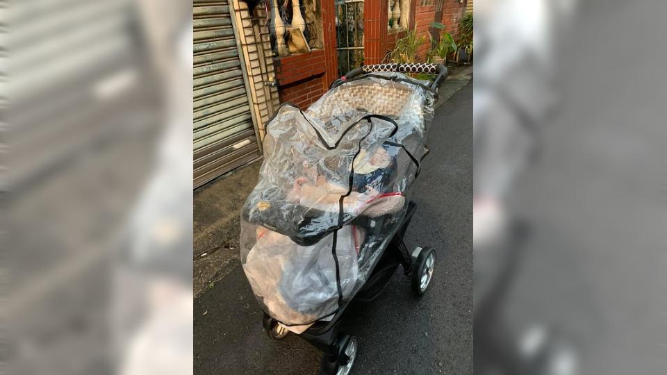 一名媽媽分享日前推著嬰兒車帶寶寶散步，竟被一名6尋婦人問：這是回收嗎？（圖／翻攝自爆怨公社）