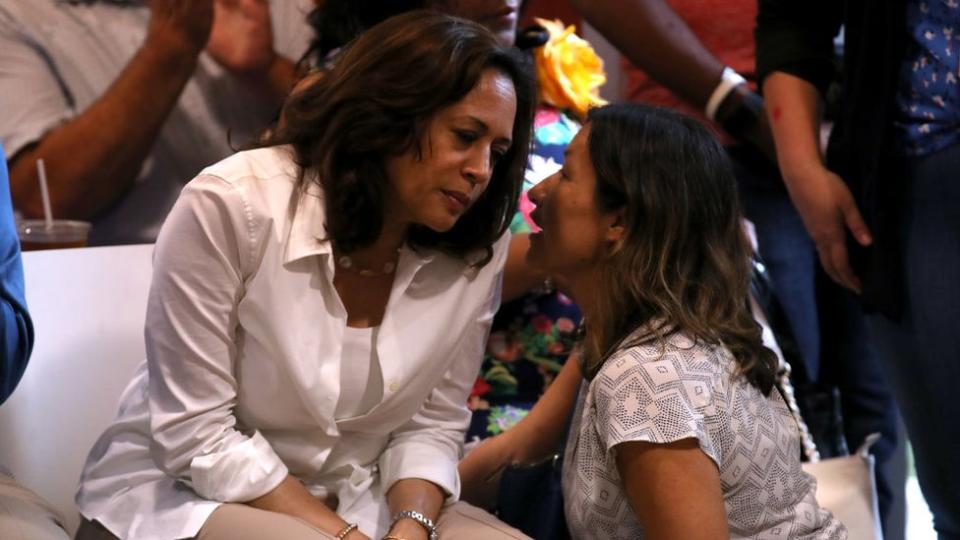 Kamala Harris y Julie Chávez en un evento en 2019.