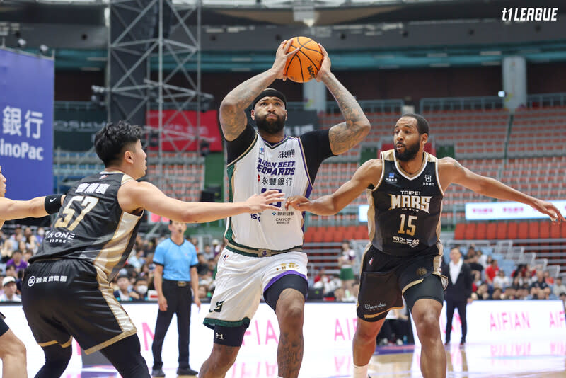 T1卡森斯轟25分  助雲豹勝戰神 前NBA球星卡森斯（前中）重回台灣職籃T1聯盟台啤 永豐雲豹隊行列，20日為返台首秀，儘管還沒進入比 賽狀況發生7次失誤，但全場仍攻下25分，助隊擊敗 來訪的台北戰神隊。 （T1聯盟提供） 中央社記者黎建忠傳真  113年4月20日 