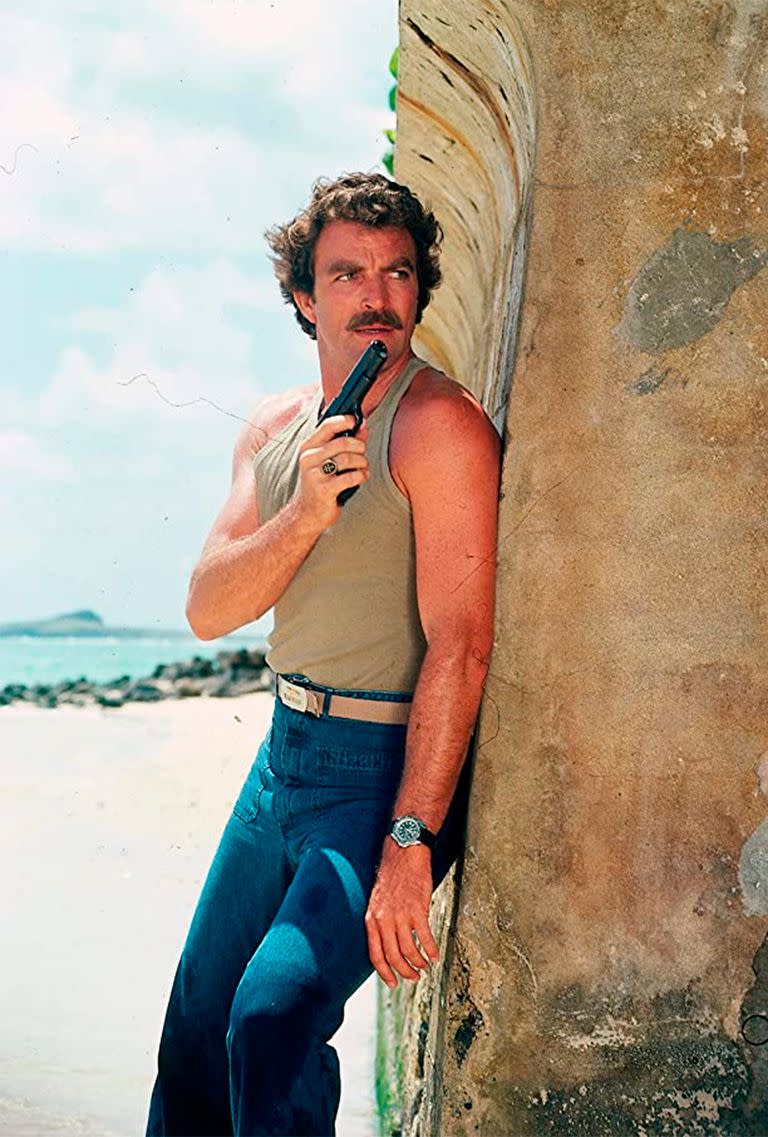 Tom Selleck en una escena de la serie que le valió la fama mundial: Magnum