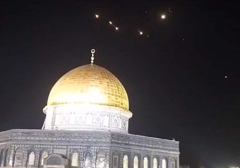 Misiles iraníes sobrevolando la mezquita Al Quds de Jerusalén