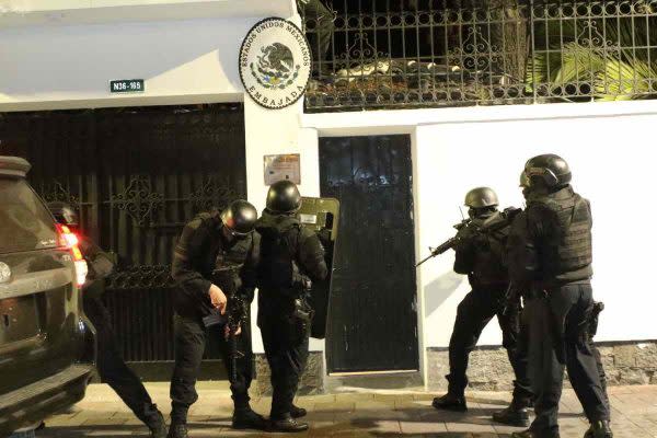 Irrupción de policías en embajada de México en Ecuador