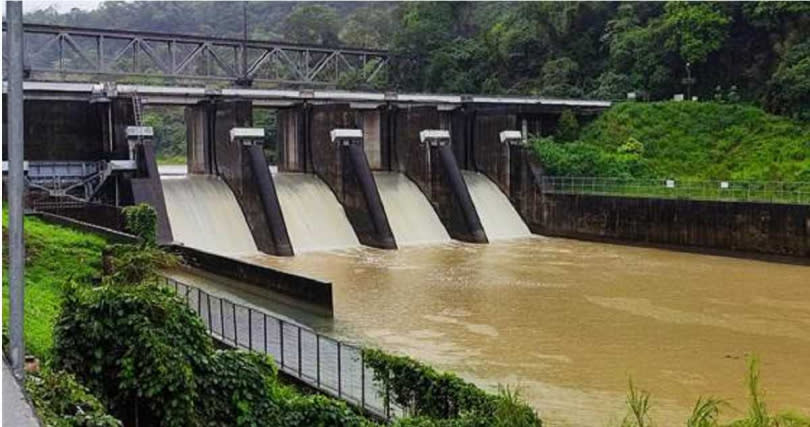 苗栗縣鯉魚潭水庫因豪大雨帶來大量進水，水庫排沙作業排出部分沙水。（圖／謝明俊攝）