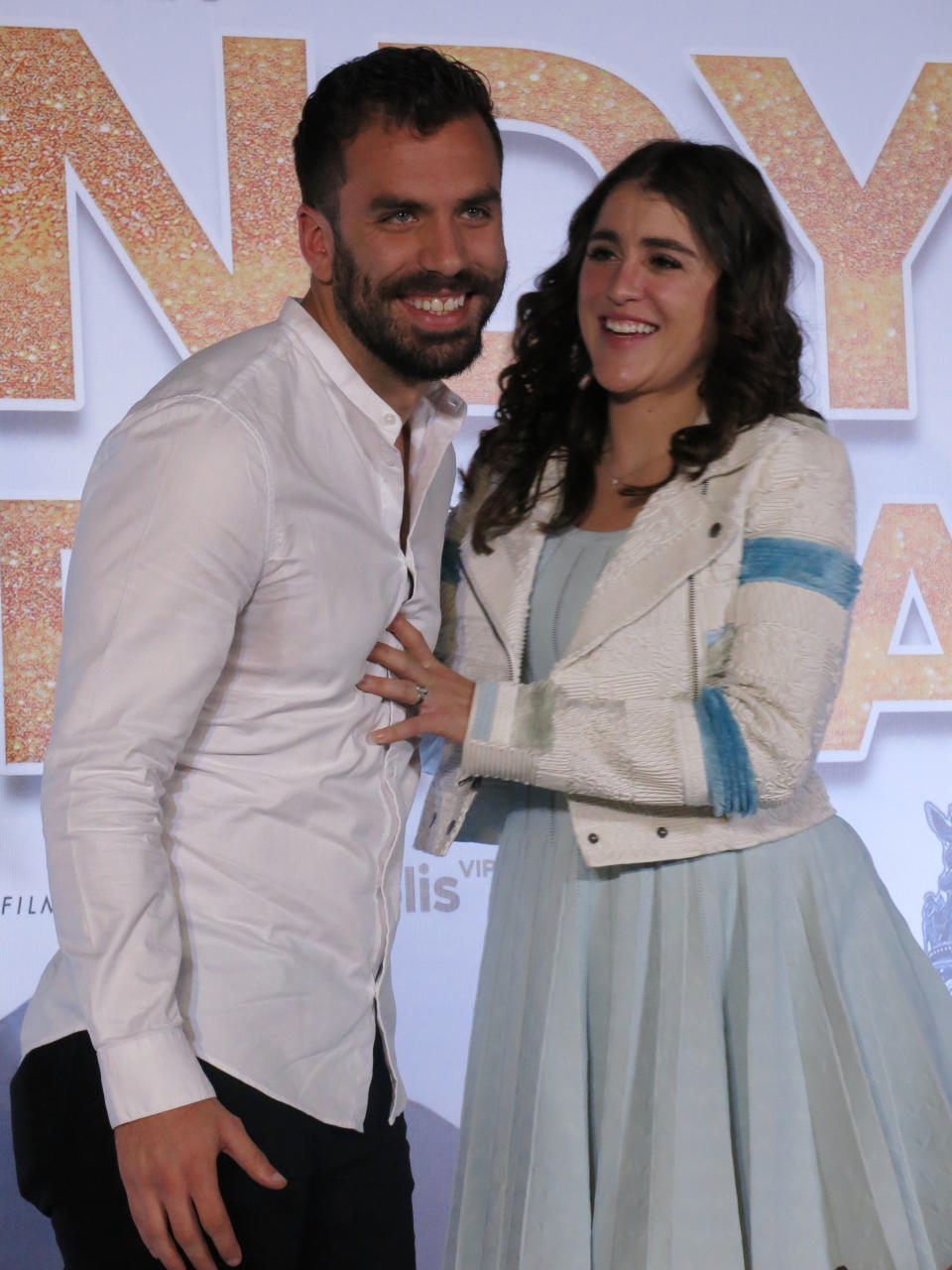 En esta fotografía del 14 de enero de 2020 los actores Giuseppe Gamba, izquierda, y Cassandra Sánchez Navarro posan durante una conferencia de prensa para promover la cinta "Cindy la Regia" en la Ciudad de México. La película se estrena en cines mexicanos el 24 de enero. (Foto AP/Berenice Bautista)