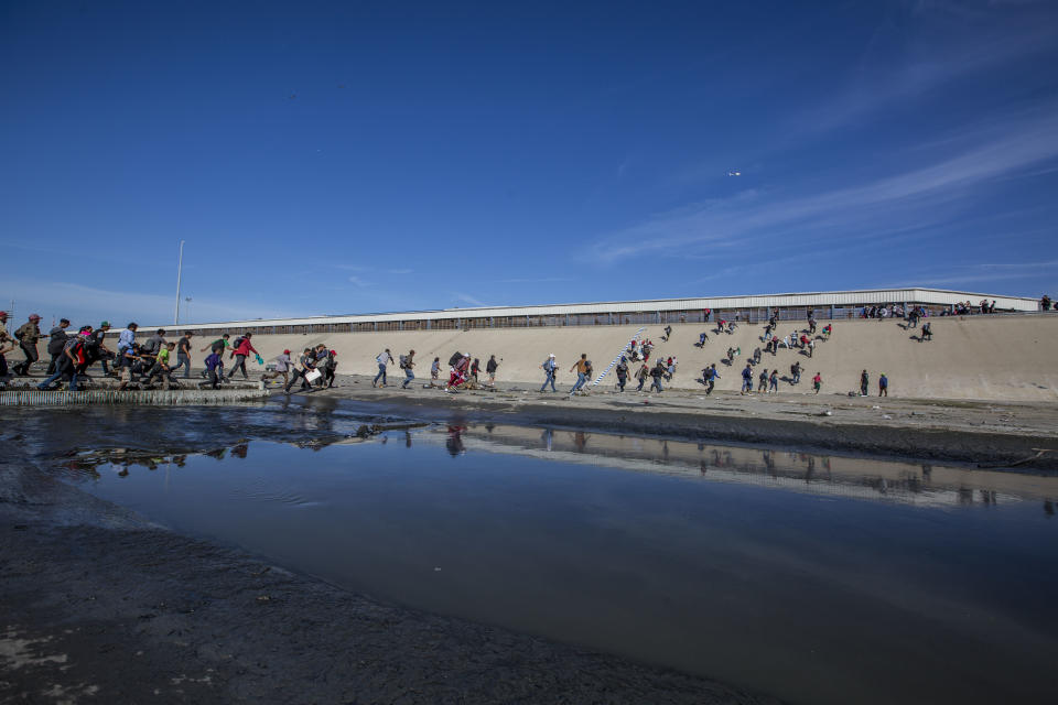 FOTOS | Así intentaron migrantes entrar a EEUU desde Tijuana