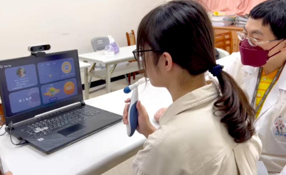 南台電子、創產系研發設計「Ton Up舌肌無力韻律訓練」器具，獲得BioSTEM全國生醫創意競賽大專組第一名。（南台提供）