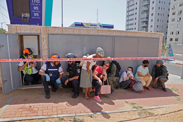 Ciudadanos israelíes se cubren de los misiles lanzados desde Gaza en Ashkelon