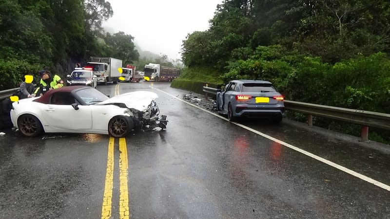 宜蘭北宜路2段3車事故  1輕傷送醫 宜蘭縣頭城鎮北宜路2段3日上午發生一起3車車禍， 造成蒼鷹灰色自小客車（右）內33歲陳姓乘客輕傷， 所幸送醫後已無大礙，確切肇事原因尚待釐清。 （讀者提供） 中央社記者王朝鈺傳真  112年12月3日 