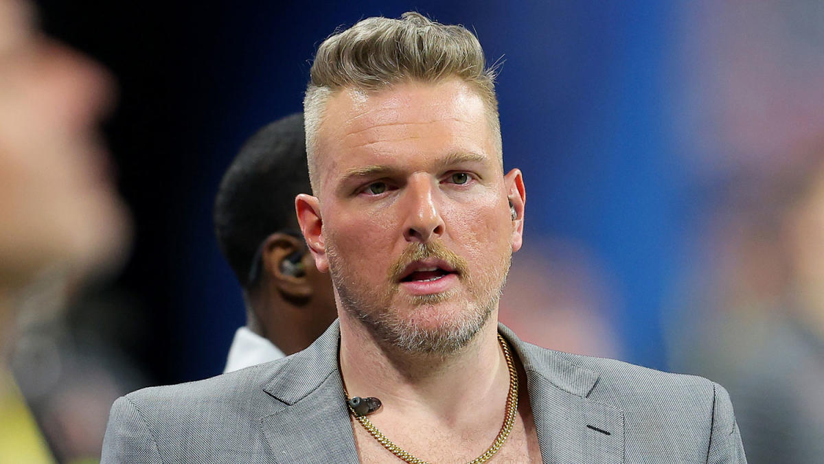 Pat McAfee rails against “journalistic standards” and sees “good chances” that “Covid King” Aaron Rodgers will resume his weekly guest appearance