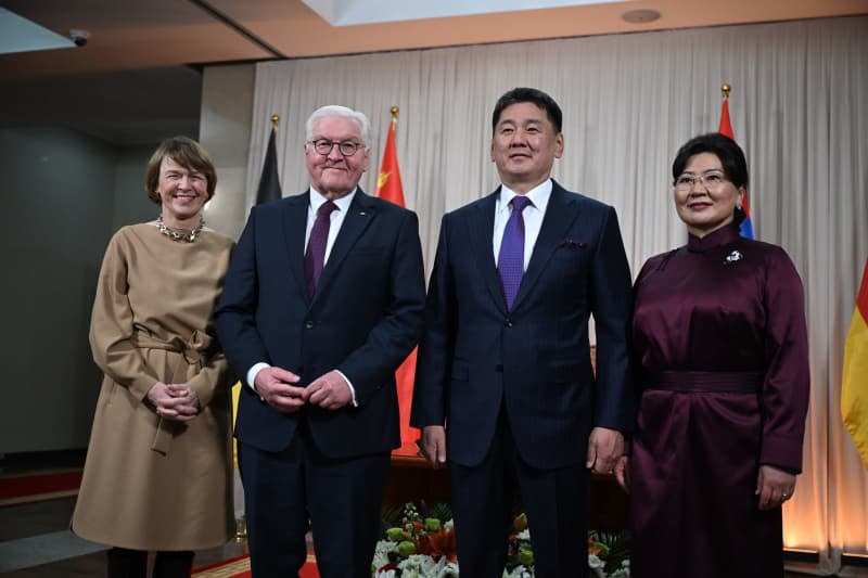 German President Frank-Walter Steinmeier (2nd L) and his wife Elke Buedenbender (L) are received by the President of Mongolia, Ukhnaa Khurelsukh, and his wife Luvsandorjiin Bolortsetseg (R). Britta Pedersen/dpa