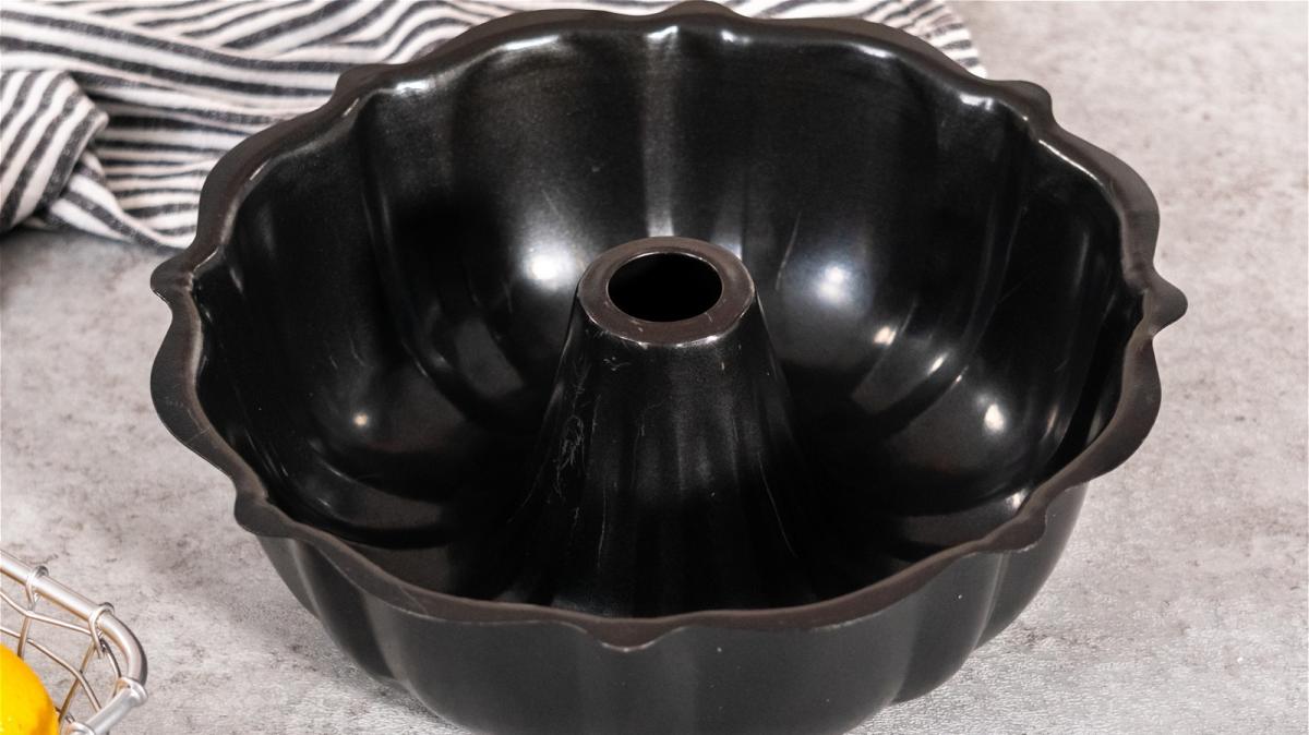 Flipping a Cast iron Bundt Cake Pan 