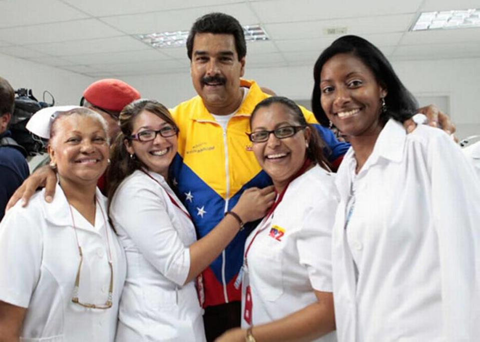 Profesionales cubanas de la salud de la Misión Barrio Adentro posan para una fotografía con el gobernante de Venezuela, Nicolás Maduro