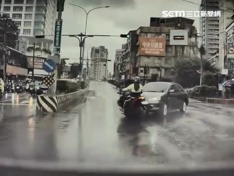 沈女闖紅燈撞飛陳姓機車騎士。（圖／翻攝自臉書社團「我們是新店人!! 好山好水，就是愛新店」）