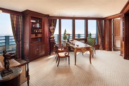 Enfin, le style classique tient parfaitement sa place dans l'appartement. Ce sol type Versailles aux motifs marrons complète la corniche et les plafonds du salon du propriétaire. (Photo par Evan Joseph/Prudential Douglas Elliman)