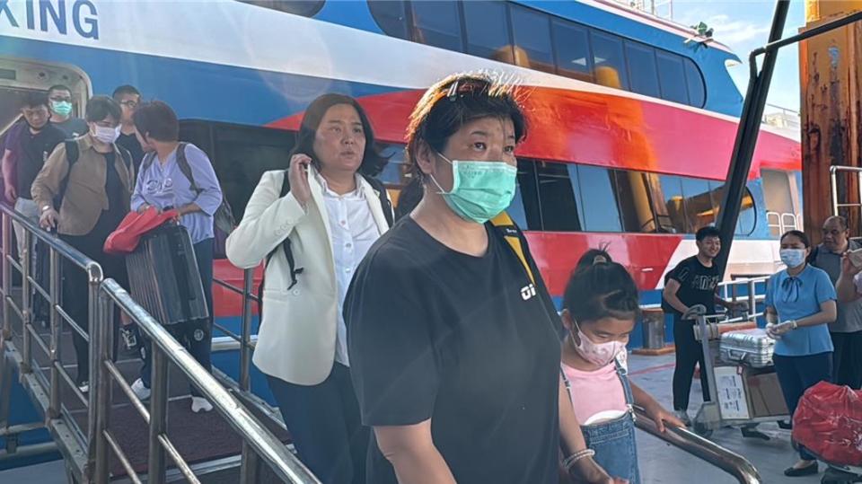 胡男家屬22日由立委陳玉珍陪同透過小三通前往大陸探視胡男，於今（23日）下午4時許返抵金門。（于家麒攝）