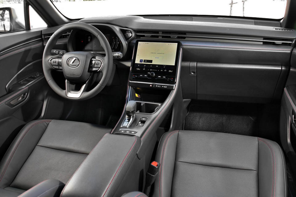 延續家族TAZUNA設計手法，LBX以全環繞駕駛座艙兼容豪華感、舒適感、科技感與駕馭感，身體容易碰觸的部分全覆以軟質材料提升質感。