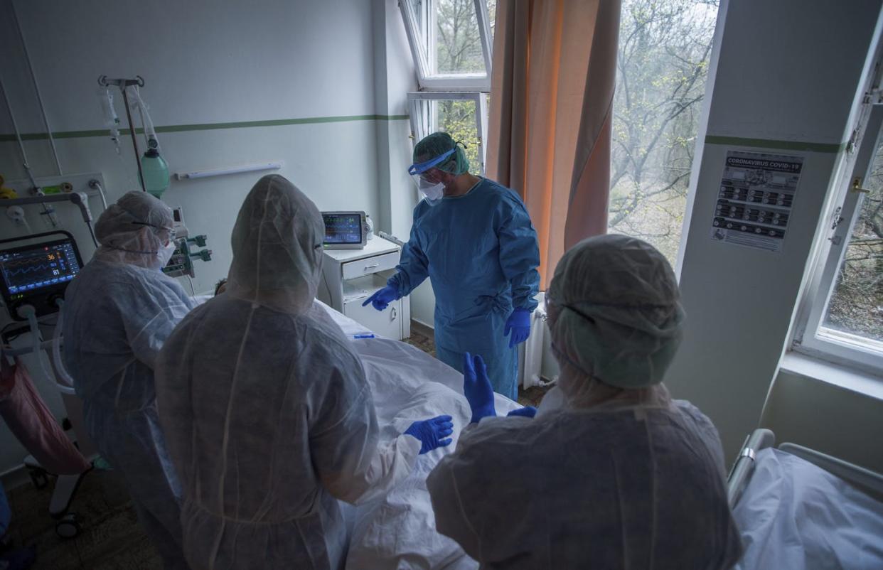 <span class="caption">Doctors are facing difficult choices in the coronavirus pandemic.</span> <span class="attribution"><a class="link " href="http://www.apimages.com/metadata/Index/Virus-Outbreak-Hungary/bd7f5819f12b4784a8cdf807259896ae/109/0" rel="nofollow noopener" target="_blank" data-ylk="slk:Zoltan Balogh/MTI via AP;elm:context_link;itc:0;sec:content-canvas">Zoltan Balogh/MTI via AP</a></span>