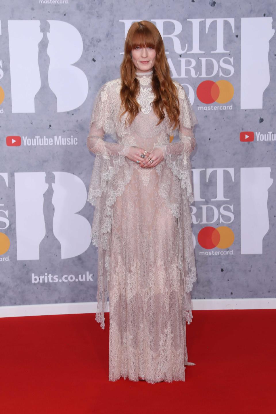 <p>Die “Florence and the Machine”-Sängerin trug eine hochgeschlossene Robe mit Volants an den Armen und diversen Spitzenverzierungen. Erst auf den zweiten Blick fiel auf: Das Outfit ist semitransparent und lässt Florence Welchs Haut ab und an durchblitzen. (Bild: Lia Toby/WENN.com) </p>