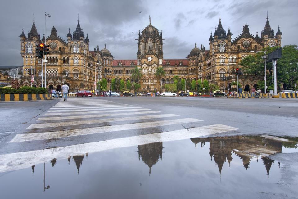 <p><b>14 − Bombay – </b>Con 820.000 millones de dólares, la ciudad más poblada de la India ya ha atraído a 28 multimillonarios y a 45.000 millonarios. Continúa desarrollándose a una gran velocidad, pues según el gabinete de estudios de <i>New World Wealth</i>, Bombay se convertirá en la ciudad con un mayor crecimiento de riqueza en los próximos diez años.</p>