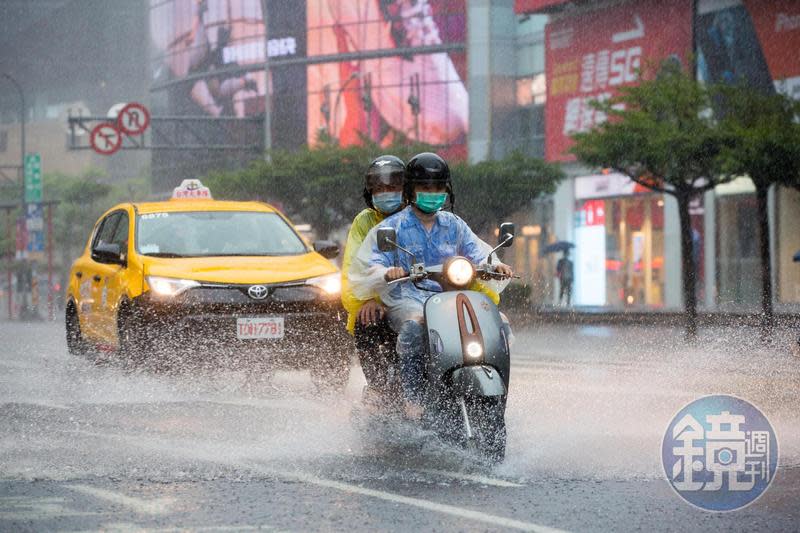 中央氣象局稍早對17縣市發布豪、大雨特報。（本刊資料照）