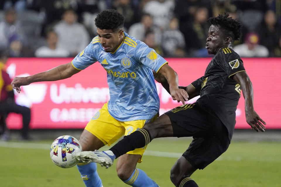 Nathan Harriel, defensa del Philadelphia Union, izquierda, y Kwadwo Opoku, delantero del Los Angeles FC, luchan por el balón durante la primera mitad de un partido de la MLS el sábado 7 de mayo de 2022 en Los Ángeles.  (Foto AP/Mark J. Terrill)