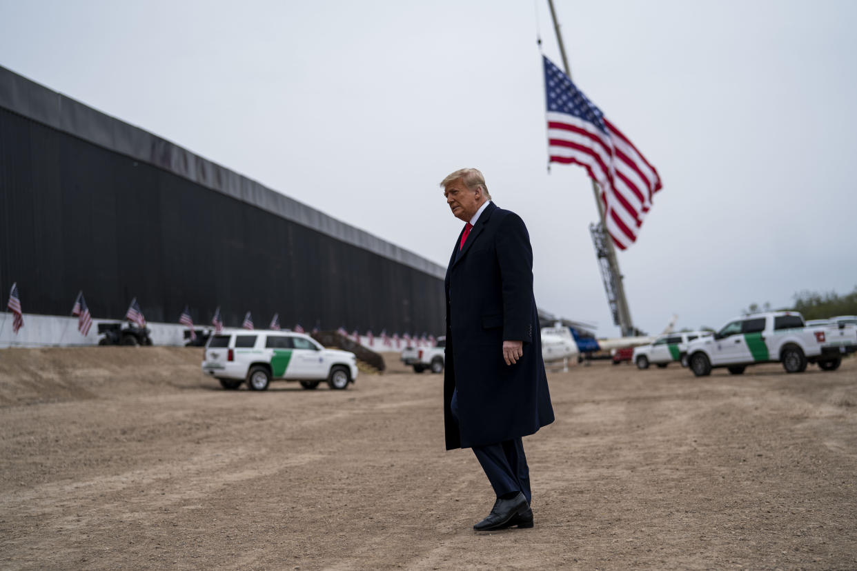El presidente Donald Trump hace un recorrido por la construcción del muro fronterizo a lo largo de la frontera mexicana cerca de Álamo, Texas, el 12 de enero de 2021. (Doug Mills/The New York Times)