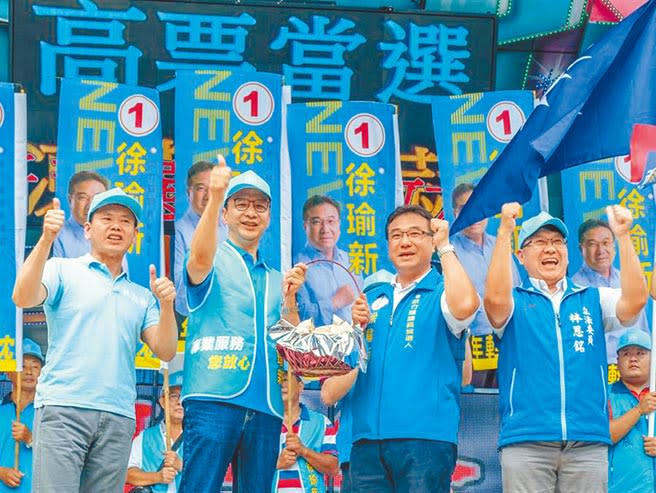 國民黨由徐瑜新（右二）投入縣議員關西選區補選，上周競選總部成立大會邀請前新北市長朱立倫（左二）站台，同黨立委林思銘（右一）、林為洲（左一）也助陣。（本報資料照）