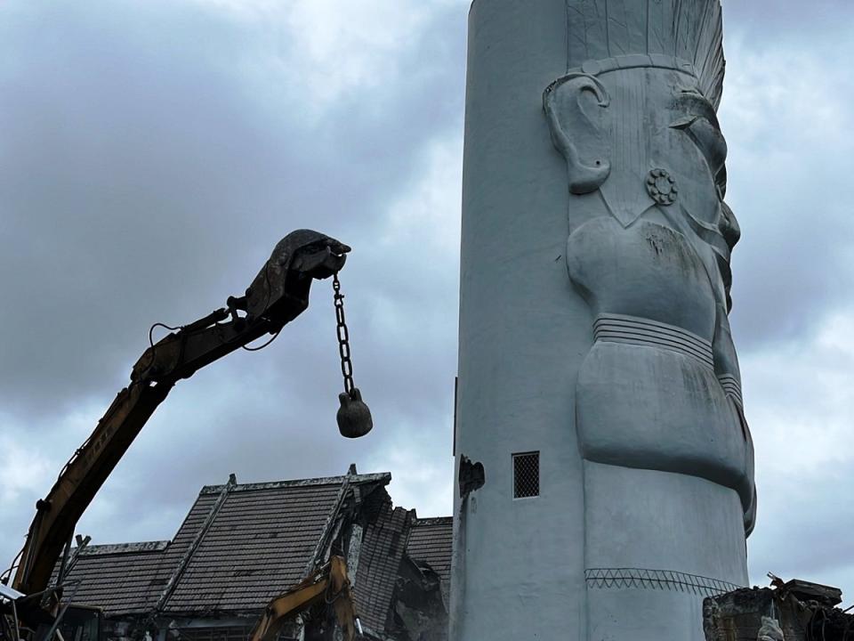 屹立秀姑巒溪遊客中心35年的大頭目雕像，隨著改建工程今拆除。（圖：東管處提供）