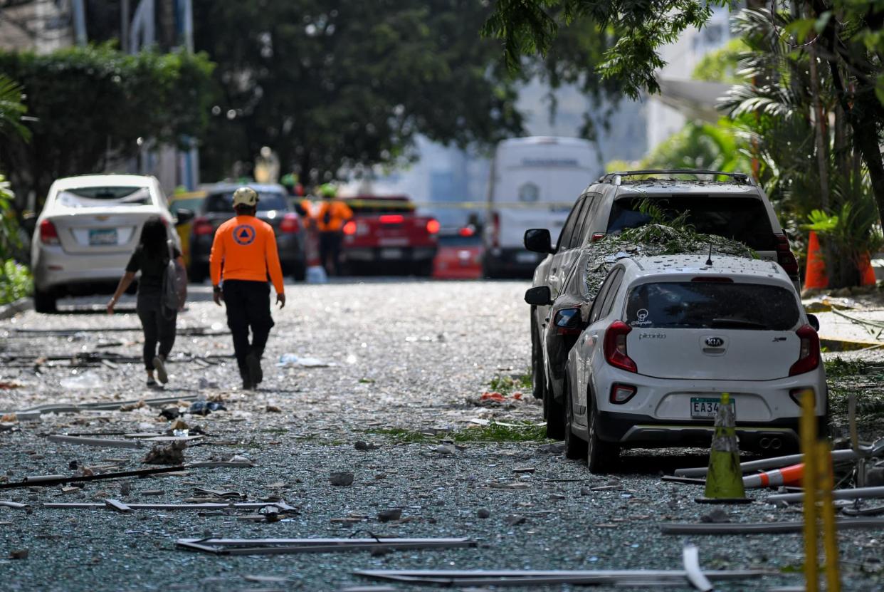 Des morceaux de verre brisé et des débris dans une rue de Panama après une explosion le 1er novembre 2022 - Rogelio FIGUEROA / AFP