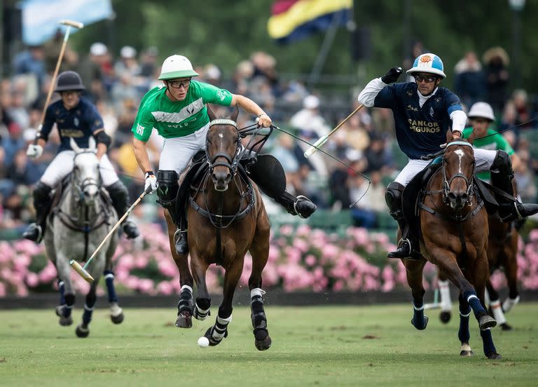 Adolfo Cambiaso es uno de los que felicitaron a Barto Castagnola por su éxito en Hurlingham; el sobrino había eliminado al tío en la definición de su grupo.