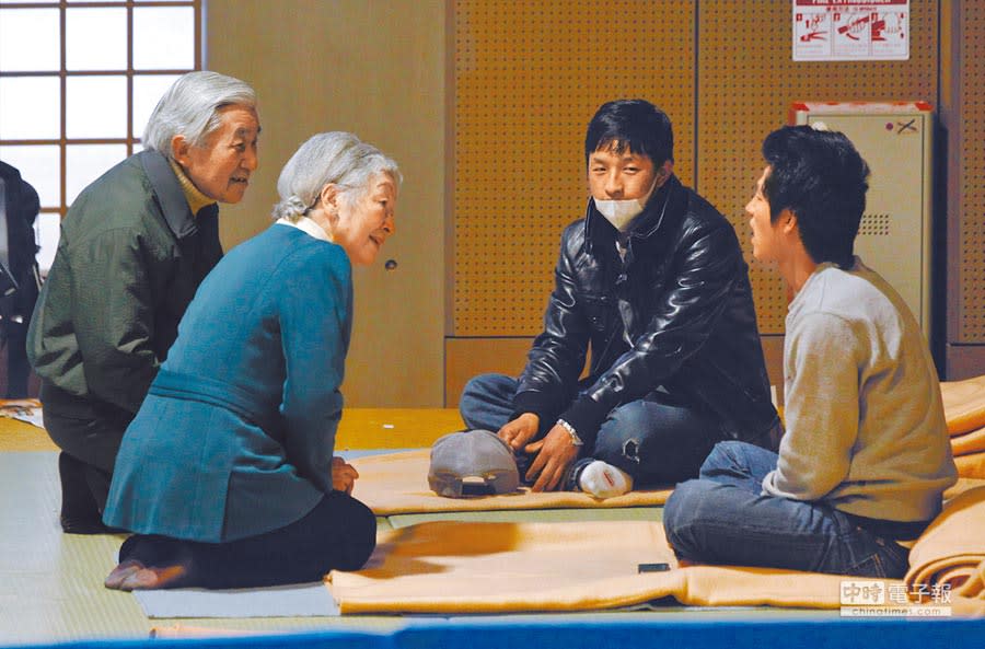2011年311東日本大地震後，日皇明仁（左一）、皇后美智子（左二）前往東京一處災民收容所，探望來自福島災區的災民。夫婦倆雙膝跪地、傾聽災民心聲，令日本民眾非常感動。（美聯社）