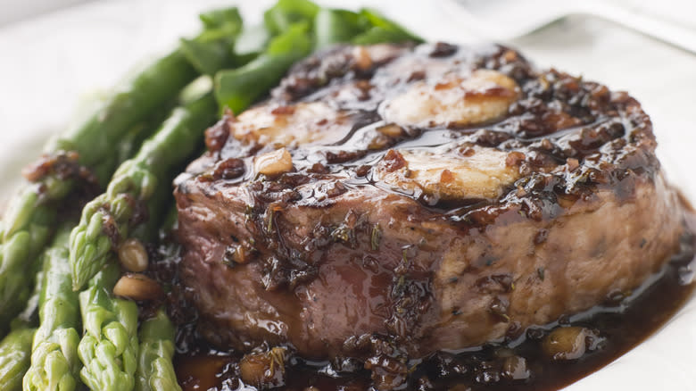 beef bordelaise with asparagus