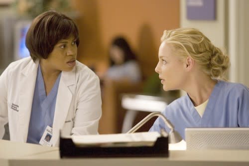 Chandra Wilson and Katherine Heigl in 'Grey's Anatomy'