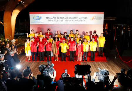 Funcionarios posan para una foto grupal en la Cumbre APEC en Puerto Moresby, Papúa Nueva Guinea, el 17 de noviembre del 2018. REUTERS/David Gray