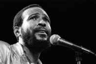 "You know we've got to find a way / To bring some lovin' here today": Marvin Gaye stach nicht nur heraus, weil er ein fantastischer Soul-Musiker war, sondern weil er in seinen Songs immer auch eine starke Botschaft transportierte. Umso tragischer endete der Kult-Sänger, dessen Love-Gospel bis heute verfängt: Am 1. April 1984, einen Tag vor seinem 45. Geburtstag, wurde Gaye bei einem Streit von seinem Vater erschossen. (Bild: Rob Verhorst/Redferns/Getty Images)