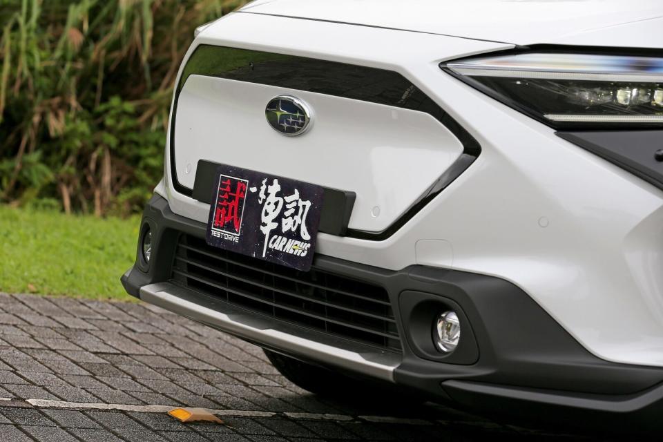 車頭採新世代的「Bolder」設計語彙，擁有家族化的六角形水箱護罩設計，並鑲嵌廠徽Logo在其中，是與bZ4X在外觀上最大的差異處。