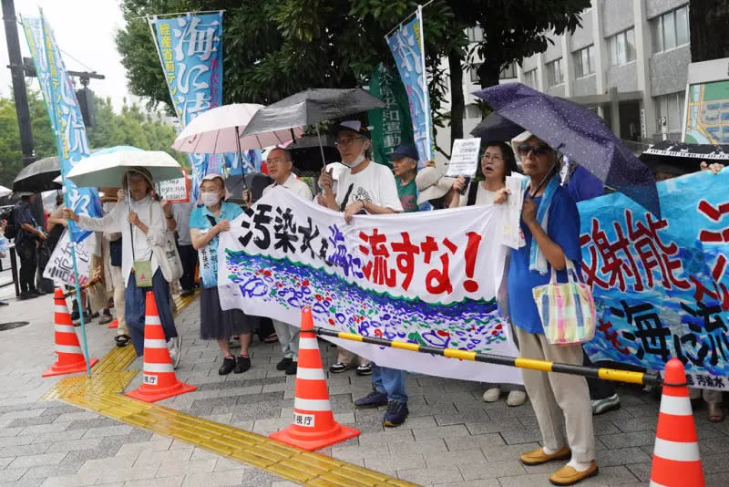 ▲上百名民眾聚集在首相官邸前，反對核廢水排放入海，要求政府傾聽漁業人士的聲音。（圖／美聯社／達志影像）