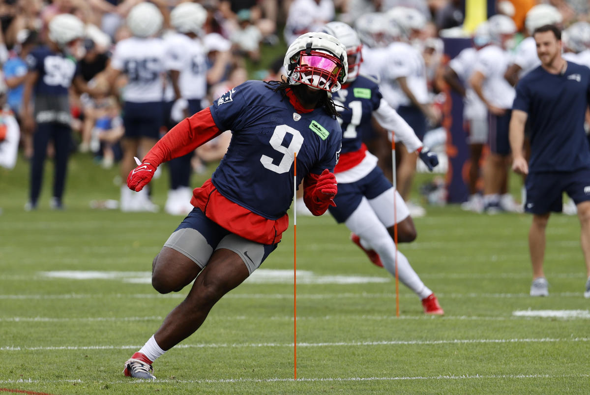 Brockton students go holiday shopping with Patriots stars Judon, Davis