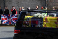 El féretro de la reina Isabel pasa por la localidad de Ballater, Escocia.