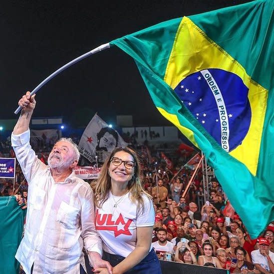 Lula segura a bandeira do Brasil ao lado de Janja