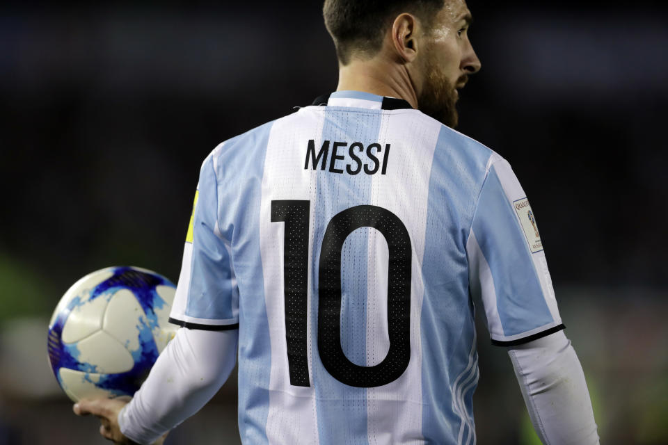 El jugador de la selección de Argentina, Lionel Messi, sostiene el balón en un partido contra Venezuela por las eliminatorias mundialistas el martes, 5 de septiembre de 2017, en Buenos Aires. (AP Foto/Victor R. Caivano)