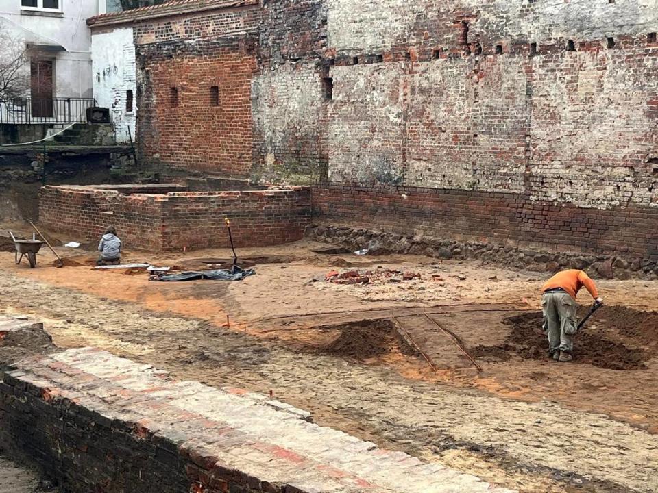 Un equipo de arqueólogos en Polonia llevó a excavaciones y encontró una serie de artefactos que se remontaban a los tiempos medievales donde el edificio estuvo alguna vez.