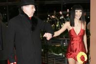 Ein Jahr später rief die "Bild" erneut einen Skandal aus. Der Grund: Dieter Kosslick hatte die chinesische Schauspielerin Bai Ling in die Jury berufen. Bekannt für ihre aufreizenden Auftritte, sorgte die damals 38-Jährige immer wieder für Aufsehen. Unter der Überschrift "Berlin-nackte" beobachtete die Presse genau, was auf dem Roten Teppich vor sich ging. (Bild: Sean Gallup/Getty Images)