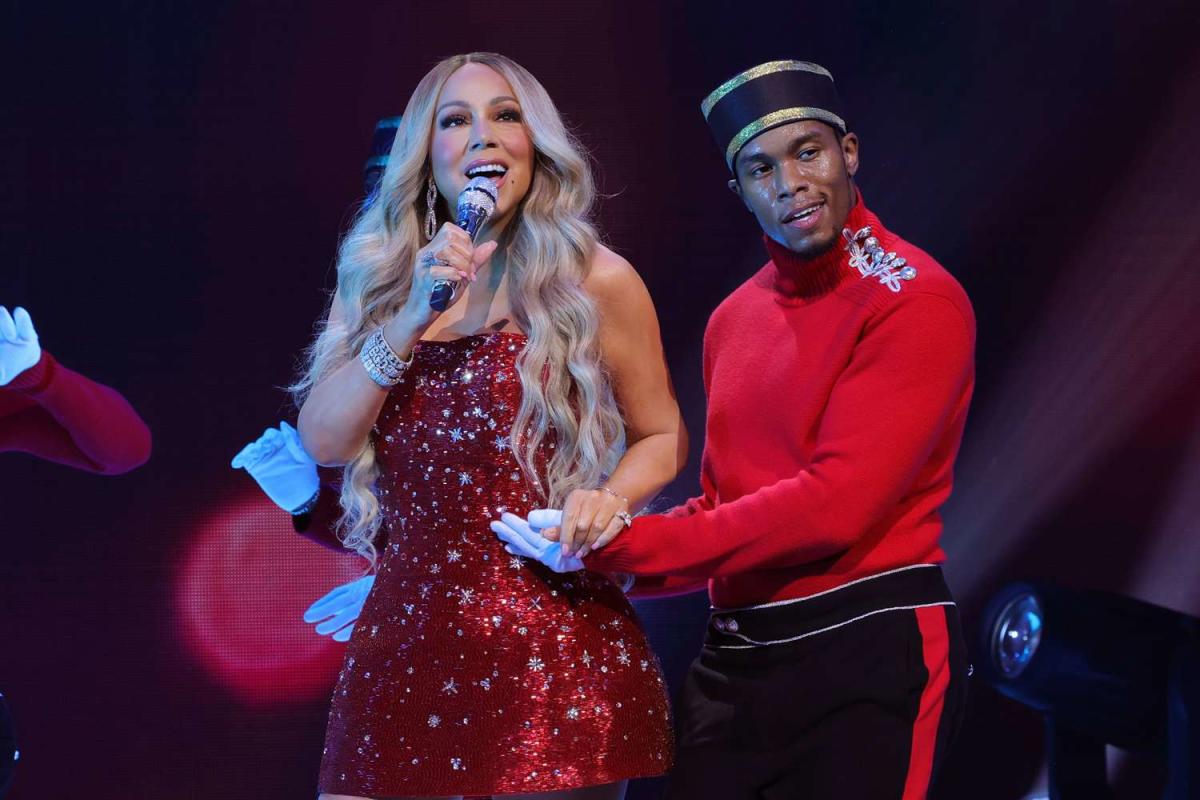 Mariah Carey takes to the stage in terribly tight leggings