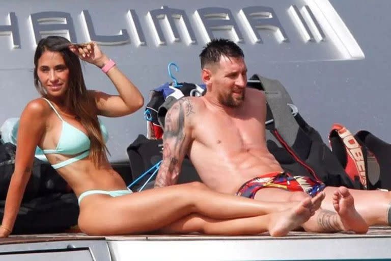 Antonela Roccuzzo y Lionel Messi en el Shalimar II, el yate de lujo que alquilaron para pasar sus vacaciones en Ibiza y Formentera