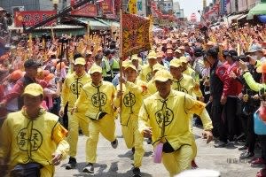 頭旗隊率先入廟。（圖／陳明安攝）
