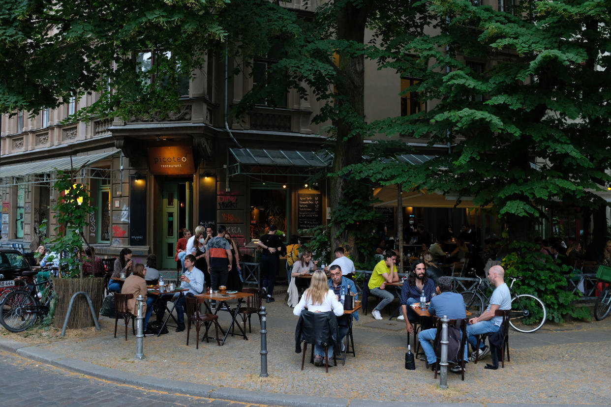 BERLIN, GERMANY - JUNE 25: People relax outdoors at a restaurant during the coronavirus pandemic on June 25, 2021 in Berlin, Germany. Authorities have been easing lockdown measures nationwide as infection rates have fallen and the number of people vaccinated continues to climb. (Photo by Sean Gallup/Getty Images)