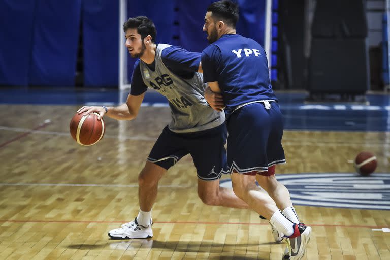 Lucha de bases cordobeses de la NBA: Leandro Bolmaro contra Campazzo, en uno de los entrenamientos preparados por Néstor "Che" García.