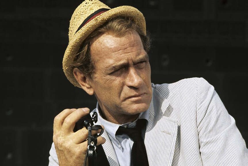 Crime reporter Carl Kolchak (Darren McGavin) wears a straw hat in Kolchak: The Night Stalker Season 1.